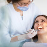 La pulizia dei denti potrebbe prevenire<br>casi gravi di infezione da Covid.